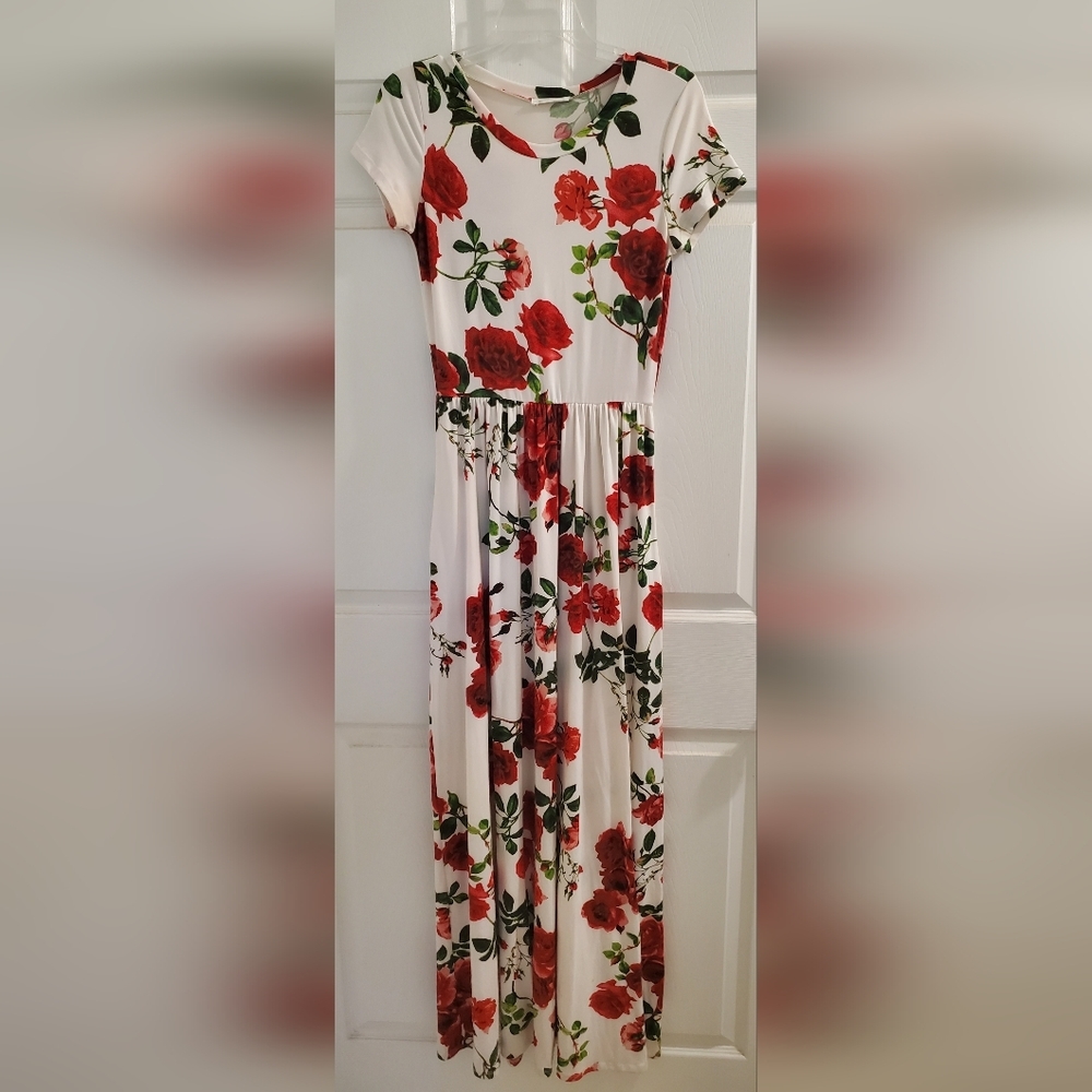 Stretchy floor-length t-shirt dress featuring red roses